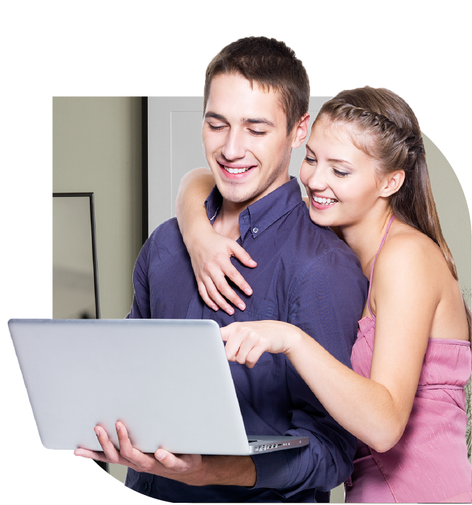 pareja mirando una laptop